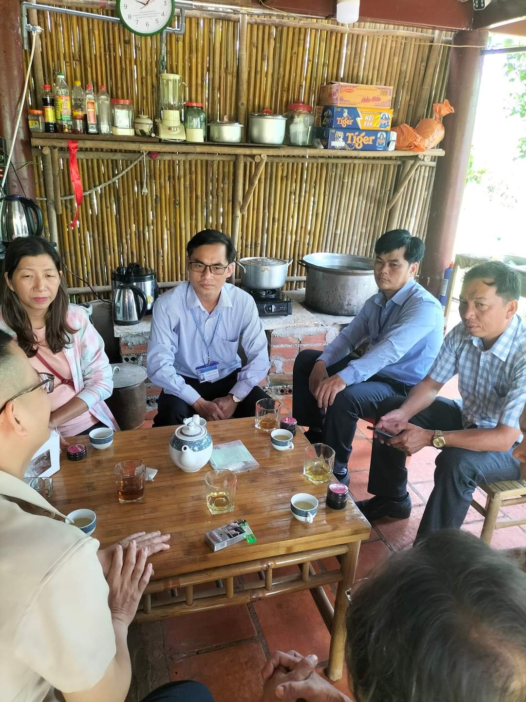 Lãnh đạo huyện và xã chia sẽ cùng nhóm hỗ trợ công nghệ của thạc sỹ Nguyễn Chí Thành, giảng viên Đại học y dược và Công ty TNHH Sắc Mộc Tinh