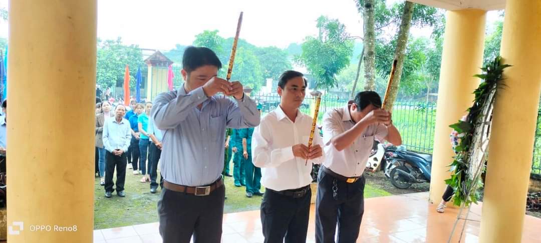 Cán bộ, công chức, đoàn viên và lực lượng vũ trang xã Phước An viếng nhà bia tưởng niệm các anh hùng Liệt sỹ